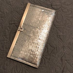 Sequin clutch